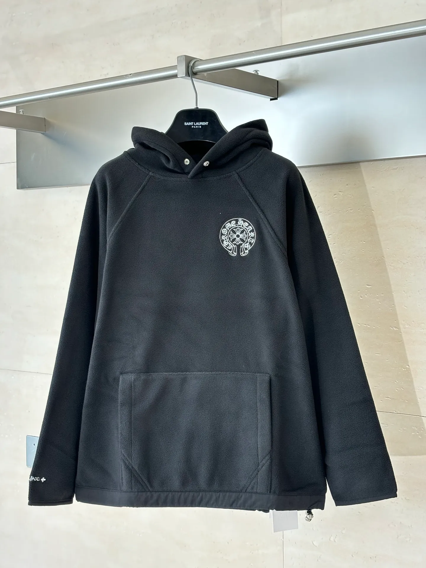 P410 Chrome Hear*/Chrome Heart 25 new autumn and winter embroidered double-sided brushed polar fleece hooded sweatshirt is rare in Chrome Heart's material selection. It uses terry and brushed fabrics to make it softer and warmer. Classic horseshoe embroidery on the chest. Made of imported lambskin. The crusaders flower four-button buckle on the collar and the melon beads at the hem are all genuine antique silver. Size: S/M/L
